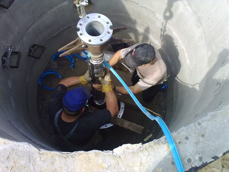 Serwisanci montują orurowanie studni głębinowej